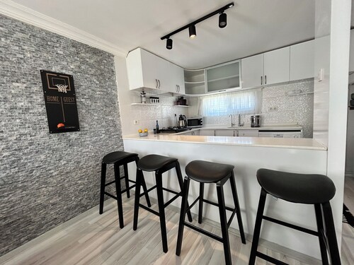 Villa with Garden 5 min to Airport , 10 min to Optimum