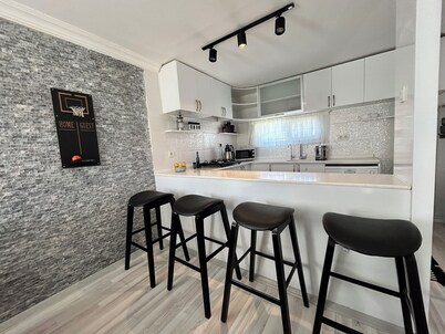 Villa with Garden 5 min to Airport , 10 min to Optimum