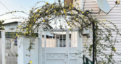 5 min to Airport , 10 min to Fair Villa with Garden