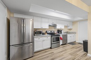 冷蔵庫、電子レンジ、オーブン、コンロ