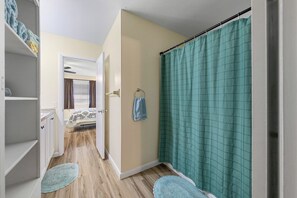 2 bedrooms, desk, iron/ironing board, WiFi