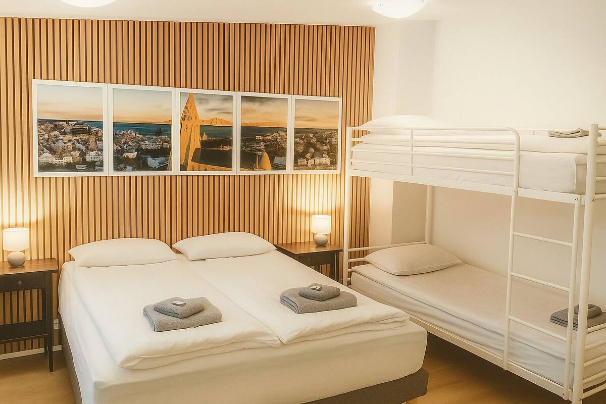 Ein Hotelzimmer mit Stockbett, Doppelbett und Blick auf die Stadt.
