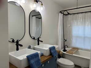 Haartrockner, Handtücher, Seife, Shampoo