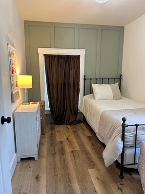 3 bedrooms, desk, iron/ironing board, free WiFi