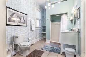 Shower, hair dryer, shampoo - Big Oak Bungalow 1 dreamy bedroom amazing porch (Macon)