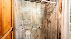 Dusche, Haartrockner, Shampoo