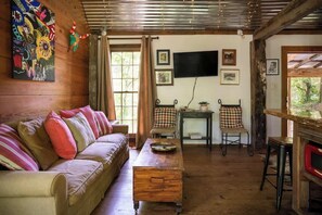 Una televisión, una chimenea, una oficina