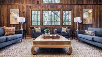 Televisión, chimenea, libros y oficina