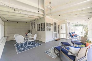 Outdoor dining - The Speakeasy Cottage, renovated midtown, quiet (Macon)