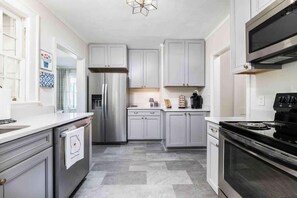 Fridge, microwave, oven, stovetop - The Speakeasy Cottage, renovated midtown, quiet (Macon)