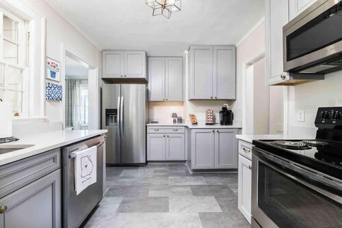 The Speakeasy Cottage, renovated midtown, quiet