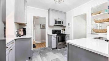 Refrigerador, microondas, horno, placa de cocina