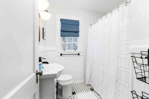 Shower, hair dryer, shampoo - The Speakeasy Cottage, renovated midtown, quiet (Macon)