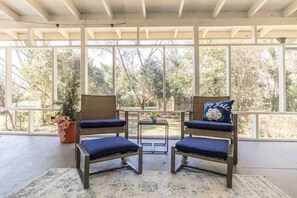 Interior - The Speakeasy Cottage, renovated midtown, quiet (Macon)