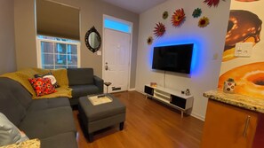 Smart TV - Modern-Chic Living in the Heart of Center City (Philadelphia)