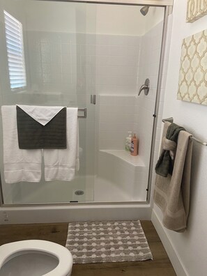 Dusche, Haartrockner, Handtücher, Seife
