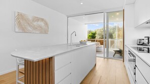 Microondas, horno, parrilla de estufa y lavavajillas