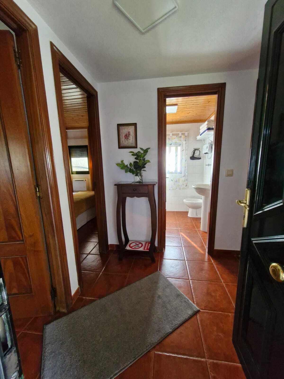 Een haardroger, handdoeken, zeep, toiletpapier