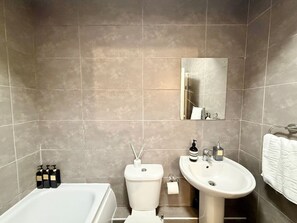 Secador de cabelo, toalhas de banho