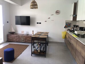 Four à micro-ondes, surface de cuisson, cafetière-théière, mélangeur