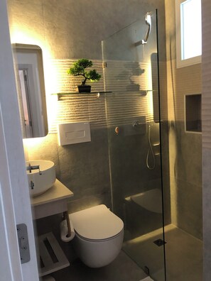 Dusche, Bidet, Handtücher, Seife