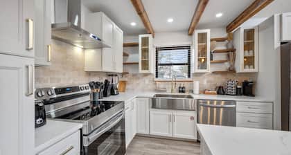 Charming 3-bedroom Cabin With Private Hot Tub