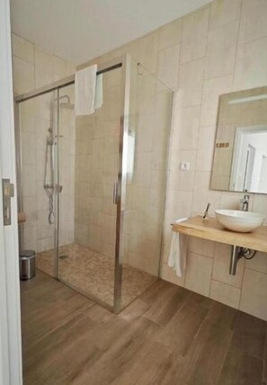 Eco-friendly toiletries, hair dryer, towels, toilet paper - Casa da Marta - Azorean Nature Escape (Lomba da Fazenda)