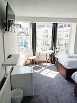 Habitación triple, vistas al mar | Escritorio, tabla de planchar con plancha, wifi gratis y ropa de cama