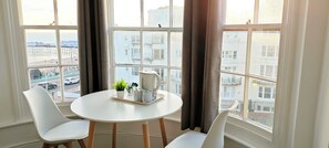 Doppelzimmer, Meerblick | Schreibtisch, Bügeleisen/Bügelbrett, kostenloses WLAN, Bettwäsche