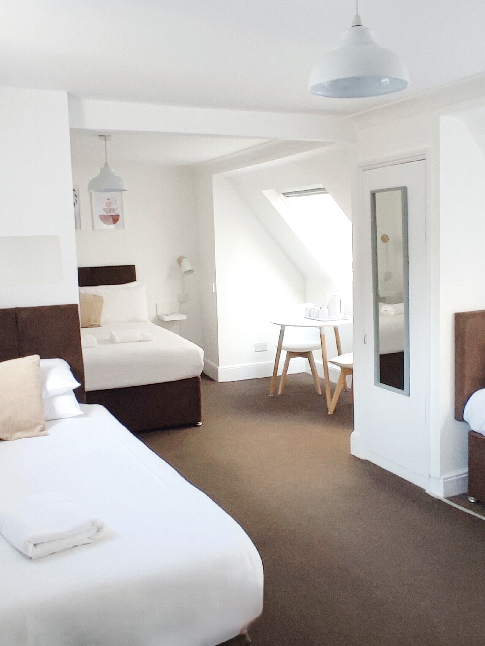 Chambre Familiale, salle de bains attenante | Wi-Fi gratuit