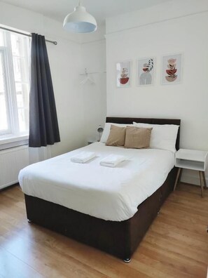 Escritorio, tabla de planchar con plancha, wifi gratis y ropa de cama