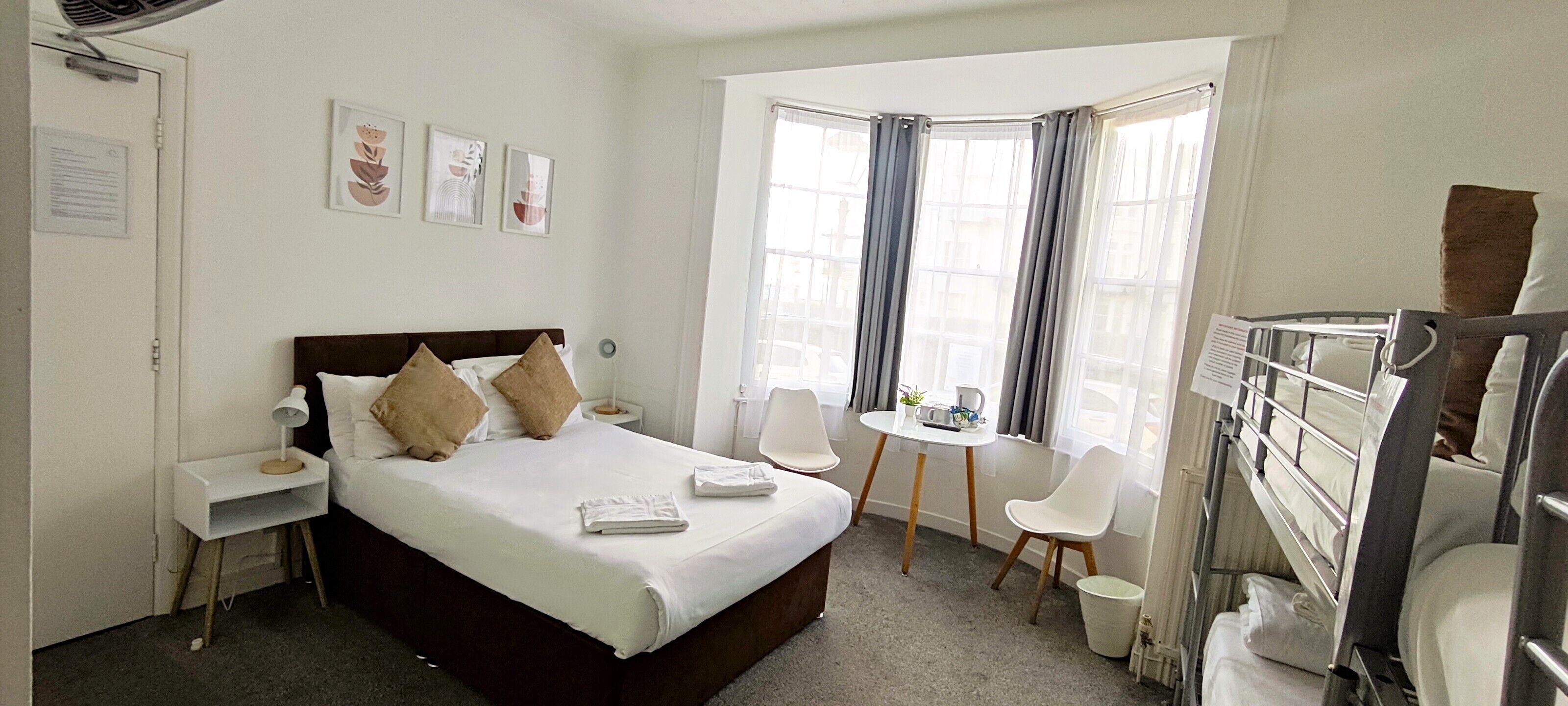 Chambre Familiale, plusieurs lits, salle de bains attenante | Wi-Fi gratuit