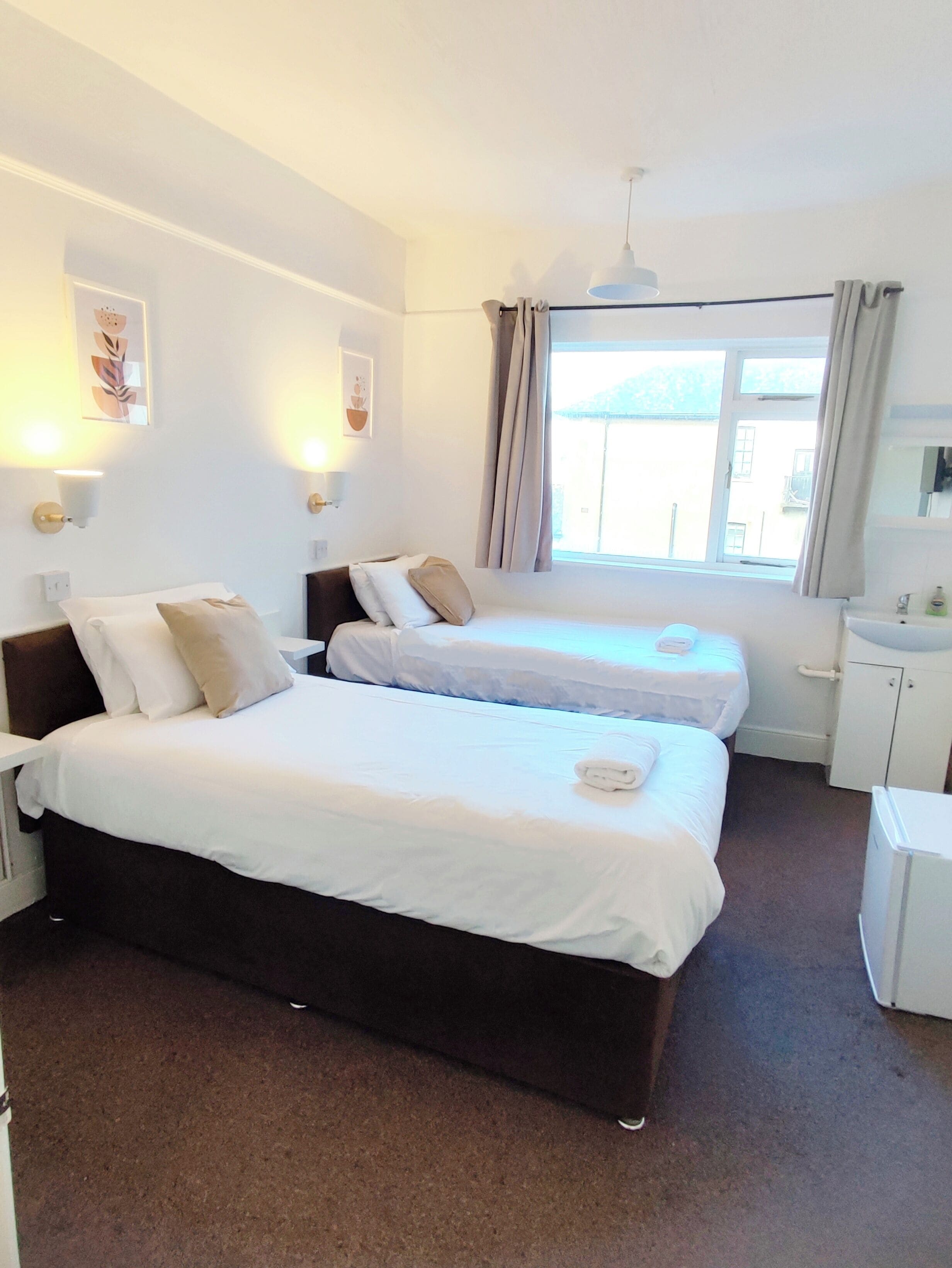 Chambre avec lits jumeaux, salle de bains attenante | Wi-Fi gratuit