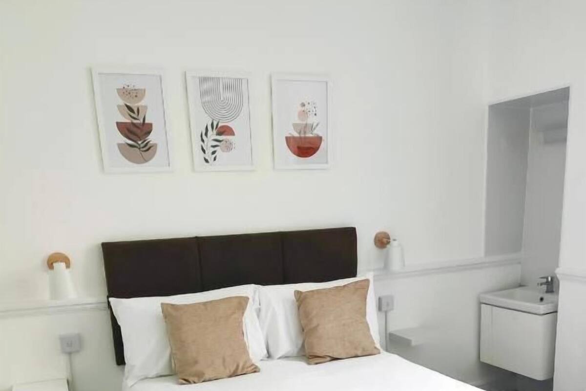 ベーシック ダブルルーム 専用バスルーム | WiFi (無料)