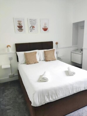Basic Double Room, Private Bathroom | Free WiFi - Central Wave Brighton  (Brighton)