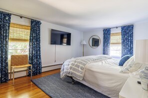 3 sovrum, skrivbord, strykjärn/strykbräda och resesäng