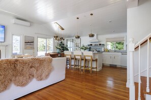 Smart TV, fireplace, video games, books - Luxe Lakefront Retreat★Sauna★Media Rm★Kayaks-SUPs★Bikes★Steps to BikePath★Pet OK (Harwich)
