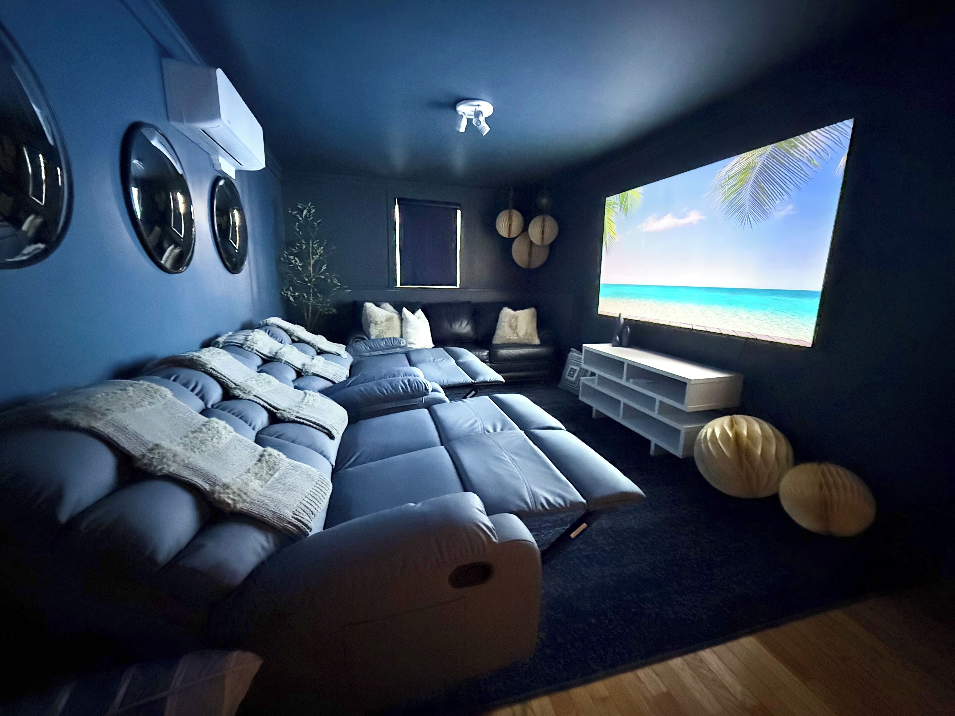 Een smart-tv, een open haard, videogames en boeken