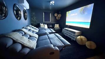 Een smart-tv, een open haard, videogames en boeken