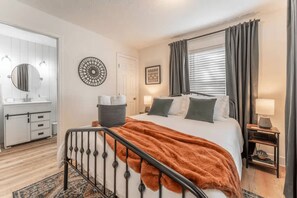 2 chambres, fer et planche à repasser, Wi-Fi, draps fournis