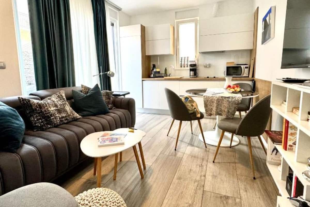 Un appartement moderne comprenant un salon, un coin repas et une cuisine.