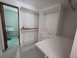 A room with a white desk, a white dresser, and a white shelf with a mirror. - HOUSE, 4 SUITES, POOL, BARBECUE, COMFORT, SPACE AND TRANQUILITY (Serra Grande Niterói)