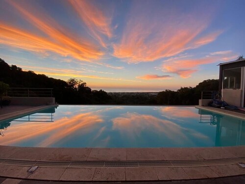 Modern studio with magnificent sea view in a quiet, leafy setting