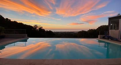 Modern studio with magnificent sea view in a quiet, leafy setting