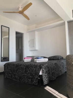 1 bedroom, iron/ironing board, free WiFi, bed sheets - Modern studio with magnificent sea view in a quiet, leafy setting (Furiani)