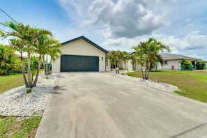 Property grounds - Group Getaway: Luxe Lakeside Gem in Port Charlotte (Port Charlotte)