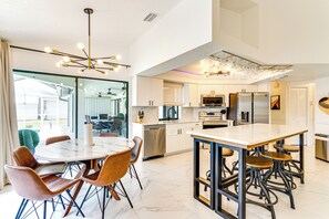 Dining - Group Getaway: Luxe Lakeside Gem in Port Charlotte (Port Charlotte)
