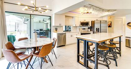 Group Getaway: Luxe Lakeside Gem in Port Charlotte