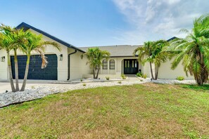 Exterior - Group Getaway: Luxe Lakeside Gem in Port Charlotte (Port Charlotte)