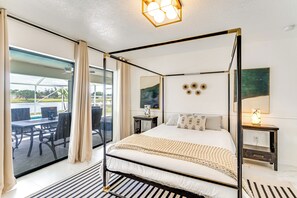 5 bedrooms, desk, iron/ironing board, internet - Group Getaway: Luxe Lakeside Gem in Port Charlotte (Port Charlotte)